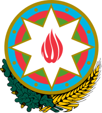 Även Azerbajdzjans riksvapen leder tankarna till riksvapen av socialistisk typ och har ett sådant som förebild trots att symbolerna är utbytta.