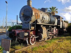 La locomotiva a vapore Gr.740.072 esposta alla stazione di Acireale.