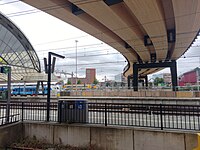 Loopbrug over de sporen in aanbouw