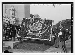 MAINE Monument - Flowers from Cubans LCCN2014693080.jpg