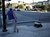 רובוט-שליח ממתין במעבר חצייה ברדווד סיטי שבקליפורניה, ספטמבר 2017
