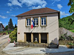 La mairie-lavoir.