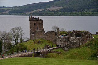 <span class="mw-page-title-main">Urquhart Castle</span> Castle that sits beside Loch Ness