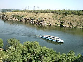 Прогулянковий катер на Дніпрі біля острова Хортиця