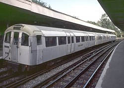 Een driebaks metrostel (TS1960-TS1938-TS1960) als pendeldienst in Grange Hill.