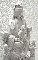 Guanyin (Goddess of Mercy) med barn, statuett laget av Dehua porselen