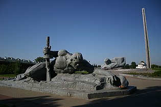 Monumentalna rzeźba „Pragnienie”, w głębi pomnik „Męstwo” oraz cerkiew św. Mikołaja. Po prawej obelisk w kształcie bagnetu