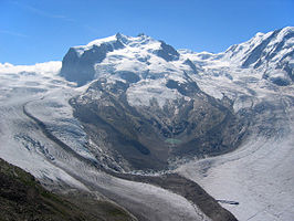 De Monte Rosa vanuit het noordwesten met aan de voet de Gornergletsjer