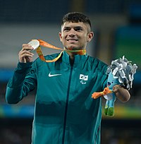 Petrúcio recebendo uma medalha nos jogos paralímpicos Rio 2016