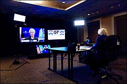 Foto de Janet Yellen frente a una pantalla y una cámara, participando a un foro virtual de los ministros de finanzas del G7