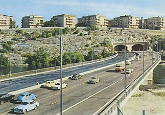 Essingeleden vid Fredhällstunneln kort efter invigningen, Fredhäll i fonden, 1966