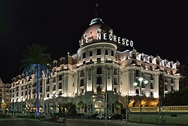 La façade du Negresco vue de nuit.