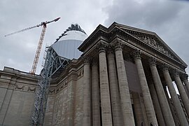 Détail de l'échafaudage et de la grue Potain MDT 178 (flèche : 60 m, charge en bout 1,5 t).