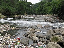 A photograph of garbage inside the Acelhuate River