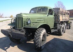 ZIL-157 mit Pritsche in einem technischen Museum