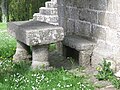 La chapelle Saint-Éloi, table de granite servant à déposer les offrandes des cavaliers les jours de pardon (située sous un abri à l'avant de la façade de la chapelle).