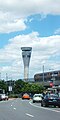 De controletoren van Brisbane Airport gezien vanaf een Airtrain in het station