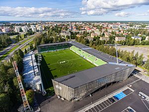 Blick auf das Elisa Stadion (August 2016). Links die alte Haupttribüne und rechts die neuen Zuschauerränge