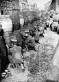 Brytyjscy żołnierze za barykadą w Dublinie