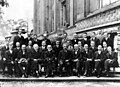 Nan lane 1927, nan yon konferans anlè Mekanik kantik (Solvay, Briksèl) , goch-dwat: A. Piccard, E. Henriot, P. Ehrenfest, Ed. Herzen, Th. De Donder, Erwin Schrödinger, E. Verschaffelt, W. Pauli, Werner Karl Heisenberg, R.H. Fowler, L. Brillouin,P. Debye, M. Knudsen, W.L. Bragg, H.A. Kramers, P.A.M. Dirac, A.H. Compton, Louis-Victor de Broglie, M. Born, Niels Bohr, I. Langmuir, Max Planck, Marie Curie, H.A. Lorentz, Albert Einstein, Paul Langevin, Ch. E. Guye, C.T.R. Wilson, O.W. Richardson