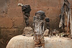 Fotografi av Voodoo-alter i Abomey, med flere fetisjer