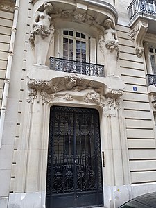 La Chevelure étonnante de la femme (1904), entrée du 8, avenue Alphand à Paris.