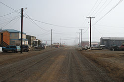 Jalanan Utqiagvik bulan Juli 2008. Semua jalan di Utqiagvik tidak diaspal karena kota ini berdiri di atas permafrost.