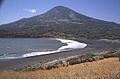 O vulcão Conchagua se eleva sobre as praias arenosas do golfo a sudeste de El Salvador.