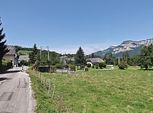 Entrée sud du chef-lieu de Curienne.