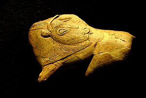 Bison Licking Insect Bite; 15,000-13,000 BC; antler; National Museum of Prehistory (Les Eyzies-de-Tayac-Sireuil, France) F07 0054.Ma.JPG