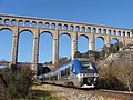 Une rame TER Briançon - Marseille (B 81500) s'apprête à passer sous l'aqueduc de Roquefavour