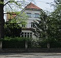 Villa mit Garten und Einfriedung