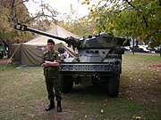 Un soldado arxentino e un tanque de combate Panhard AML.