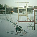 Spark-skulpturen på Tynset, med vanleg spark framfor