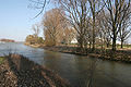 Die Mündung der Weschnitz in den Rhein. Im Hintergrund das KKW Biblis.