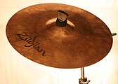 14″-Crash-Becken (ca. 36 cm, Bronze) der Marke Zildjian mit sichtbarer Patina