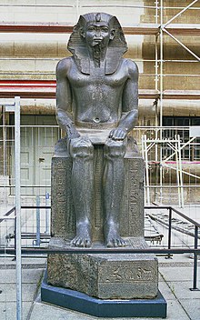 Patung duduk dikaitkan dengan Amenemhat II, yang kemudian dirampas oleh firaun Dinasti kesembilan belas Mesir. Berlin, Pergamon Museum