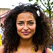 Anna Shaffer interprète Triss.