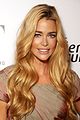 Denise Richards interpreta Lisa