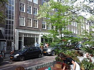 Woonblok op Witte de Withstraat met Galerie Ecce gezien vanaf terras van Restaurant - Hotel Bazar, 2018