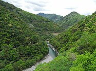 川辺川ダム（川辺川）建設予定地。中止を前提とした地域整備が進められている。