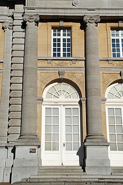 Colonnes de l'aile centrale.