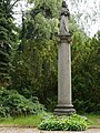 Mariensäule auf der Grabstätte von Anna Büttner auf dem Berg des Sankt-Matthias-Friedhofs