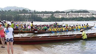 Courses de bateaux-dragons dans Discovery Bay à Hong Kong.