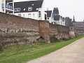 Ein Abschnitt der historischen Stadtmauer vor dem Altstadtpark am Innenhafen