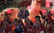 Twente players holding the 2011 Eredivisie trophy FCTwenteVrouwenKampioen.jpg