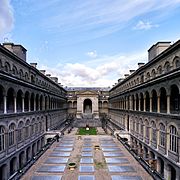 La cour intérieure avec au fond la chapelle.