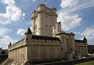 The keep of Chateau de Vincennes protected by its own isolated enceinte Chateau-de-Vincennes-donjon.jpg