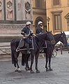 Italienske ridende politi med hjelmer.