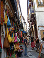 Basars i turistes al carrer Calderería